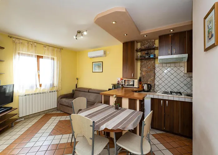 Lägenhet 1 Bedroom Amazing In Starigrad Paklenica
