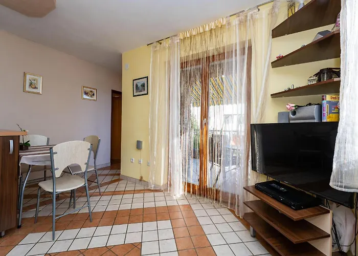 Lägenhet 1 Bedroom Amazing In Starigrad Paklenica